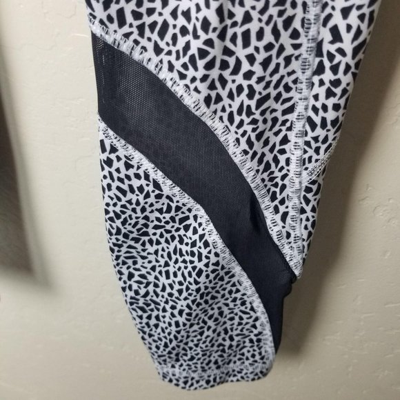 Lululemon Women's Size 2 Crop Black White Leggings - Picture 3 of 7